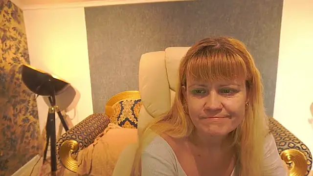 BellaLaPetit online show from May 13, 1:07 pm