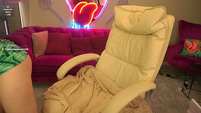 BellaLaPetit online show from December 3, 2:49 pm