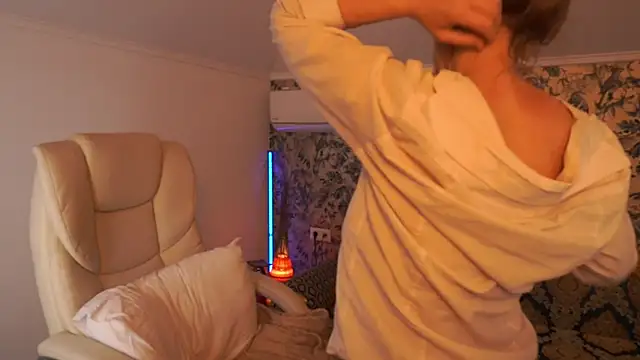 BellaLaPetit online show from April 15, 1:44 am