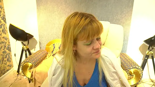 BellaLaPetit online show from May 31, 1:06 pm