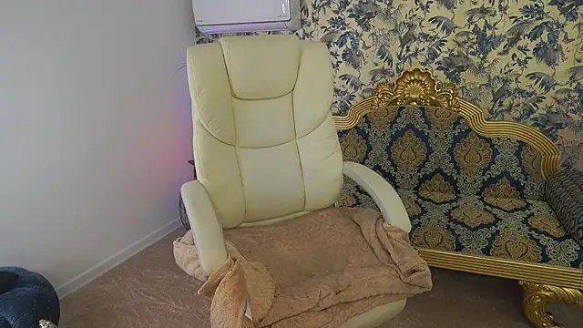 BellaLaPetit online show from April 15, 7:58 pm