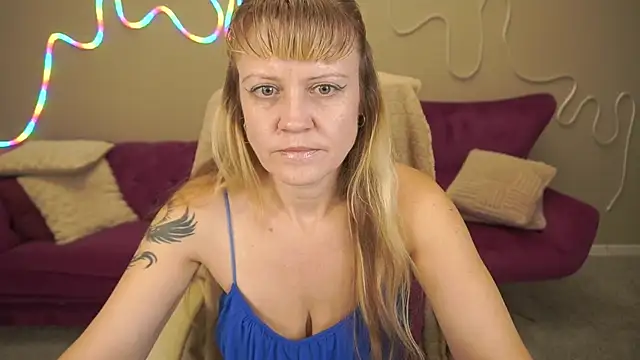 Snapshot of BellaLaPetit chatting on September 23, 3:52 pm BellaLaPetit online show from September 23, 3:52 pm