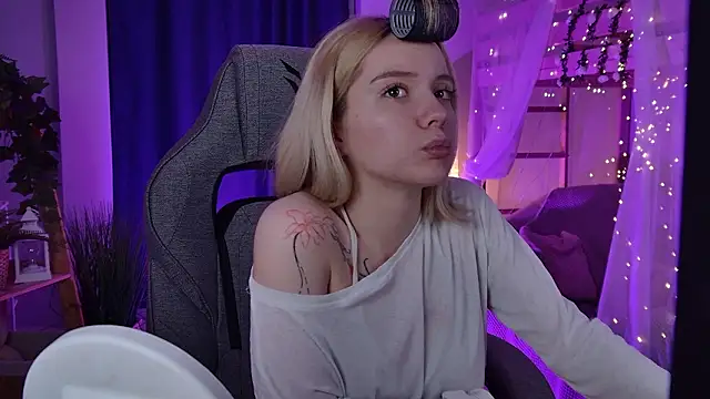 AuroraWrenfield online show from March 25, 2:12 am