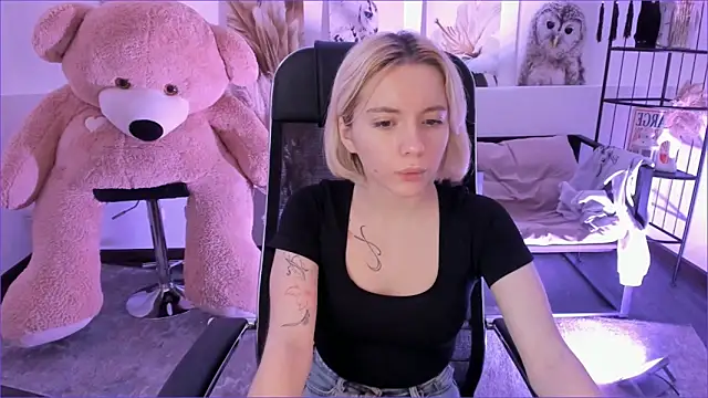 Snapshot of AuroraWrenfield chatting on December 2, 4:36 am AuroraWrenfield online show from December 2, 4:36 am