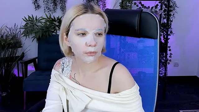 Snapshot of AuroraWrenfield chatting on December 5, 4:44 am AuroraWrenfield online show from December 5, 4:44 am