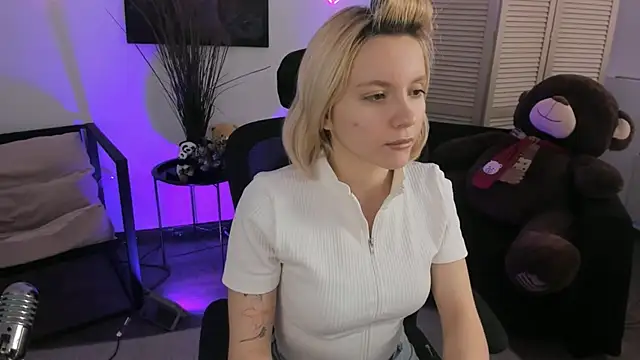 Snapshot of AuroraWrenfield chatting on February 2, 7:29 am AuroraWrenfield online show from February 2, 7:29 am