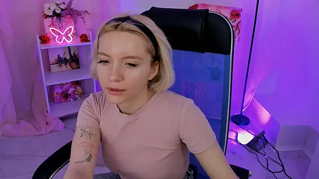 Snapshot of AuroraWrenfield chatting on November 5, 4:26 am AuroraWrenfield online show from November 5, 4:26 am