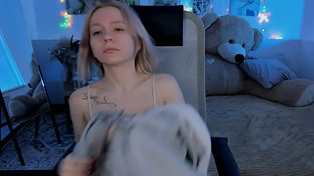 Snapshot of AuroraWrenfield chatting on February 17, 4:21 am AuroraWrenfield online show from February 17, 4:21 am