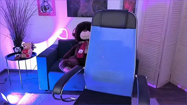 Snapshot of AuroraWrenfield chatting on December 3, 12:33 am AuroraWrenfield online show from December 3, 12:33 am