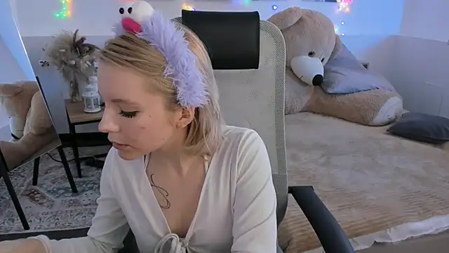 Snapshot of AuroraWrenfield chatting on February 26, 4:23 am AuroraWrenfield online show from February 26, 4:23 am