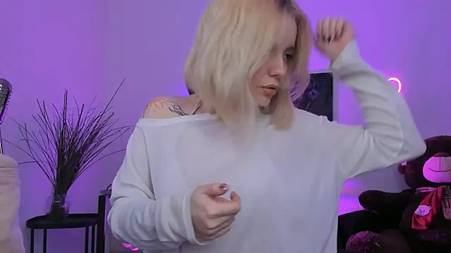 AuroraWrenfield online show from April 1, 1:30 am