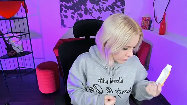 Snapshot of AuroraWrenfield chatting on December 18, 12:27 am AuroraWrenfield online show from December 18, 12:27 am