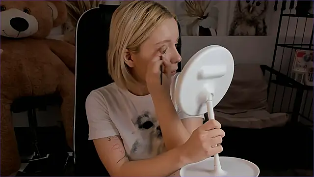 Snapshot of AuroraWrenfield chatting on January 12, 10:11 am AuroraWrenfield online show from January 12, 10:11 am