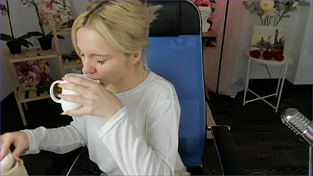 Snapshot of AuroraWrenfield chatting on January 6, 12:36 am AuroraWrenfield online show from January 6, 12:36 am