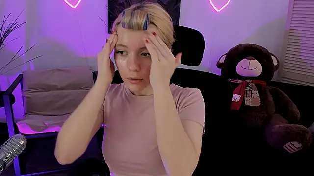 AuroraWrenfield online show from March 16, 4:20 am