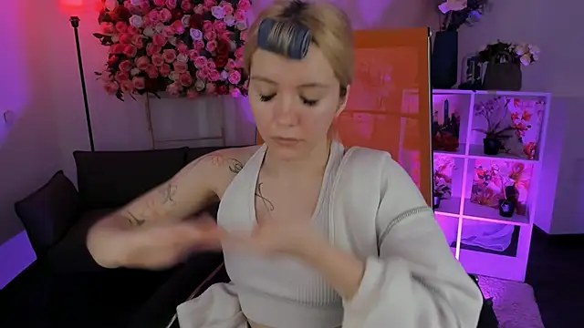 AuroraWrenfield online show from March 18, 1:31 am