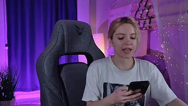 AuroraWrenfield online show from March 23, 2:11 am