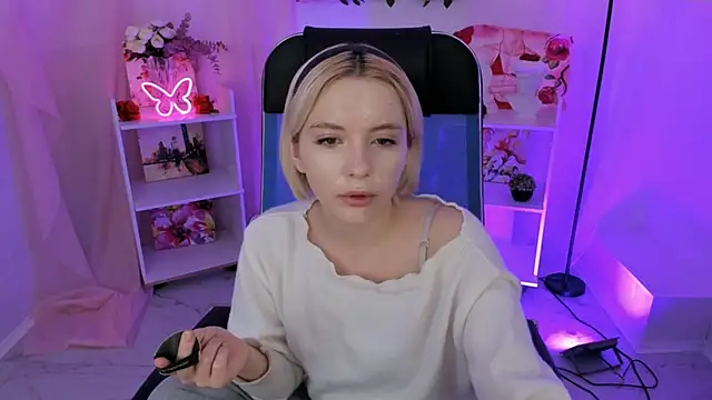 Snapshot of AuroraWrenfield chatting on November 12, 4:16 am AuroraWrenfield online show from November 12, 4:16 am