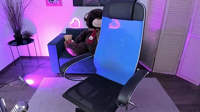 Snapshot of AuroraWrenfield chatting on December 18, 10:13 pm AuroraWrenfield online show from December 18, 10:13 pm