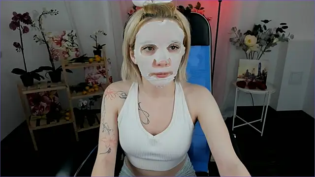 Snapshot of AuroraWrenfield chatting on January 7, 12:48 am AuroraWrenfield online show from January 7, 12:48 am