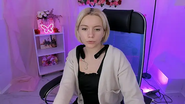 Snapshot of AuroraWrenfield chatting on November 11, 4:29 am AuroraWrenfield online show from November 11, 4:29 am