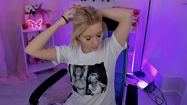 Snapshot of AuroraWrenfield chatting on November 6, 7:23 am AuroraWrenfield online show from November 6, 7:23 am