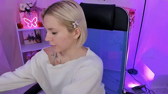 Snapshot of AuroraWrenfield chatting on November 13, 4:27 am AuroraWrenfield online show from November 13, 4:27 am