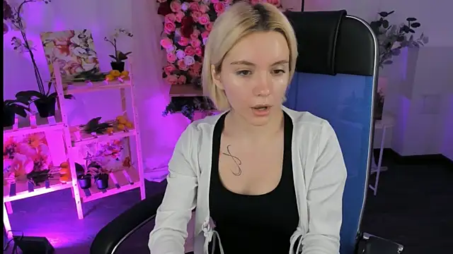 Snapshot of AuroraWrenfield chatting on November 27, 4:24 am AuroraWrenfield online show from November 27, 4:24 am