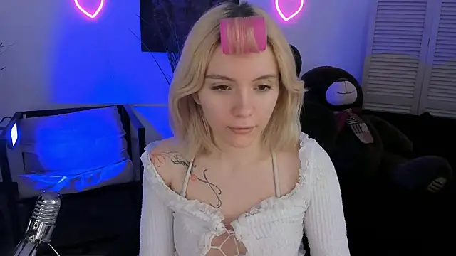 AuroraWrenfield online show from April 2, 4:30 am