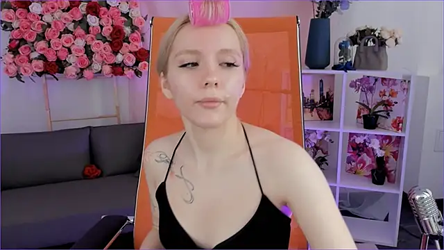 Snapshot of AuroraWrenfield chatting on February 24, 4:35 am AuroraWrenfield online show from February 24, 4:35 am