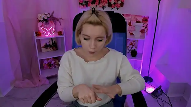 Snapshot of AuroraWrenfield chatting on November 4, 7:23 am AuroraWrenfield online show from November 4, 7:23 am