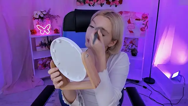 Snapshot of AuroraWrenfield chatting on October 30, 10:24 am AuroraWrenfield online show from October 30, 10:24 am