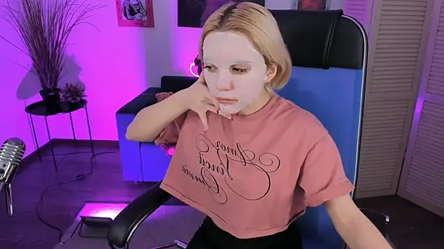 Snapshot of AuroraWrenfield chatting on January 8, 12:38 am AuroraWrenfield online show from January 8, 12:38 am