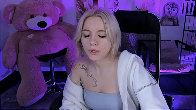 Snapshot of AuroraWrenfield chatting on December 17, 12:26 am AuroraWrenfield online show from December 17, 12:26 am