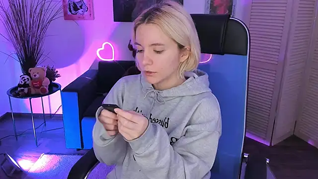 Snapshot of AuroraWrenfield chatting on December 1, 4:13 am AuroraWrenfield online show from December 1, 4:13 am