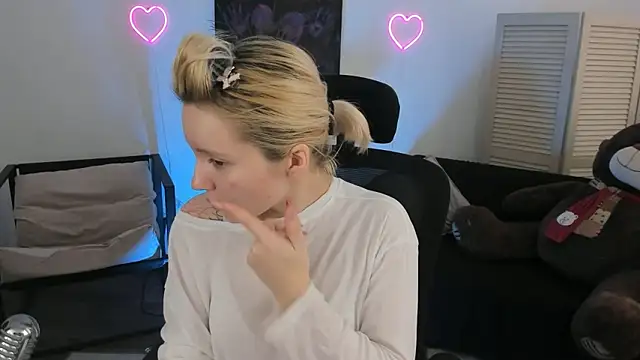 Snapshot of AuroraWrenfield chatting on February 4, 7:36 am AuroraWrenfield online show from February 4, 7:36 am