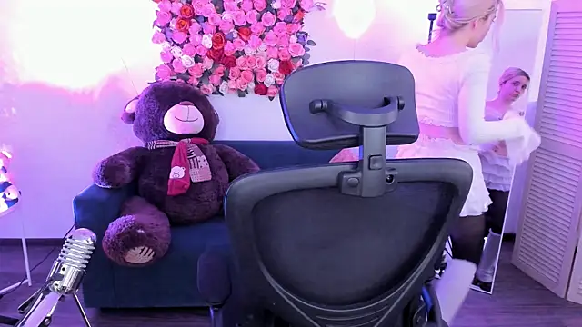 AuroraWrenfield online show from April 15, 4:29 am