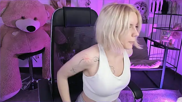 Snapshot of AuroraWrenfield chatting on December 23, 12:22 am AuroraWrenfield online show from December 23, 12:22 am