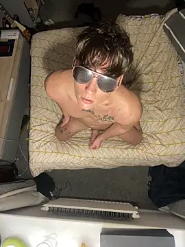 Snapshot of naughtyboy0124 chatting on February 7, 1:41 pm naughtyboy0124 online show from February 7, 1:41 pm