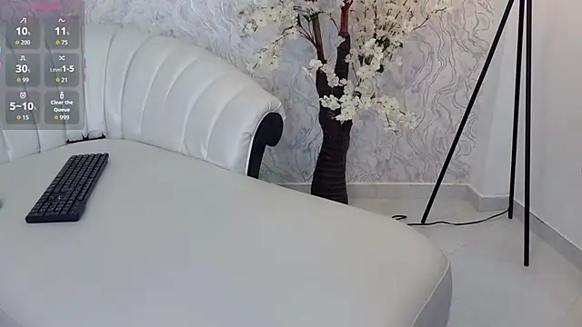 aura sanders1 online show from December 5, 11:53 am