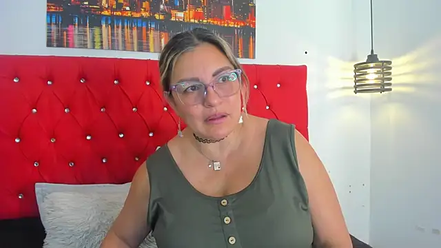 carolinacrus01 online show from February 8, 4:15 pm