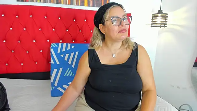 carolinacrus01 online show from December 16, 4:00 pm