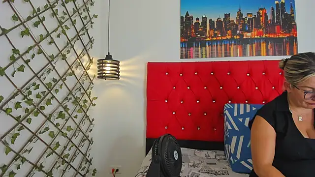 carolinacrus01 online show from October 31, 2:57 pm