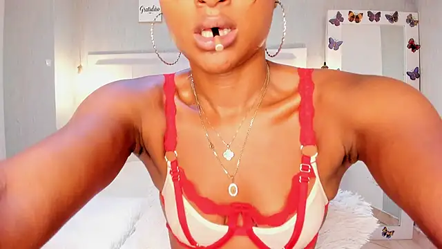 Snapshot of EsmeraldaNyx chatting on November 18, 8:34 pm EsmeraldaNyx online show from November 18, 8:34 pm