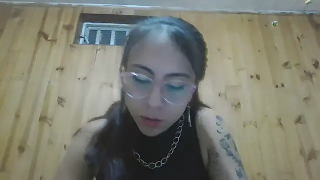 Snapshot of Roselingalvis13 chatting on October 15, 2:43 am Roselingalvis13 online show from October 15, 2:43 am