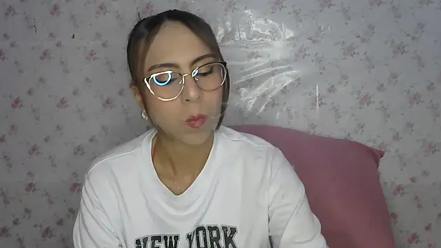 Snapshot of Roselingalvis13 chatting on June 6, 2:06 am Roselingalvis13 online show from June 6, 2:06 am