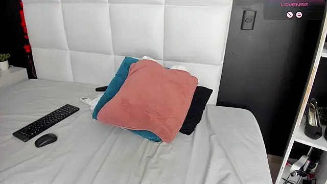 Gigi duran online show from April 5, 4:52 am