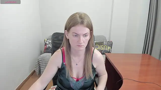 Snapshot of Alisha_Skyes chatting on June 4, 6:01 pm Alisha Skyes online show from June 4, 6:01 pm
