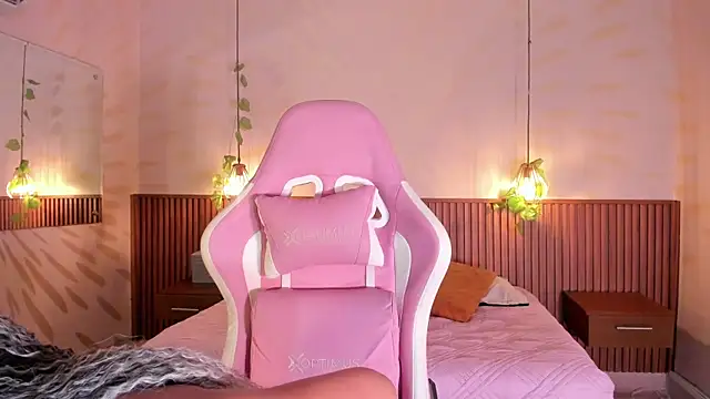 daphne courtis online show from April 11, 3:14 am