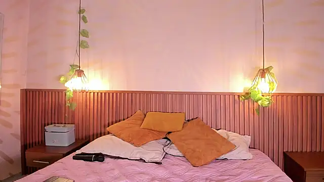 daphne courtis online show from April 11, 7:45 am